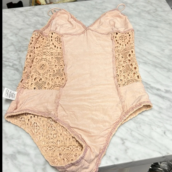 Nightcap NWT Peachy Nude Lace Bodysuit size 2/M - Picture 13 of 13